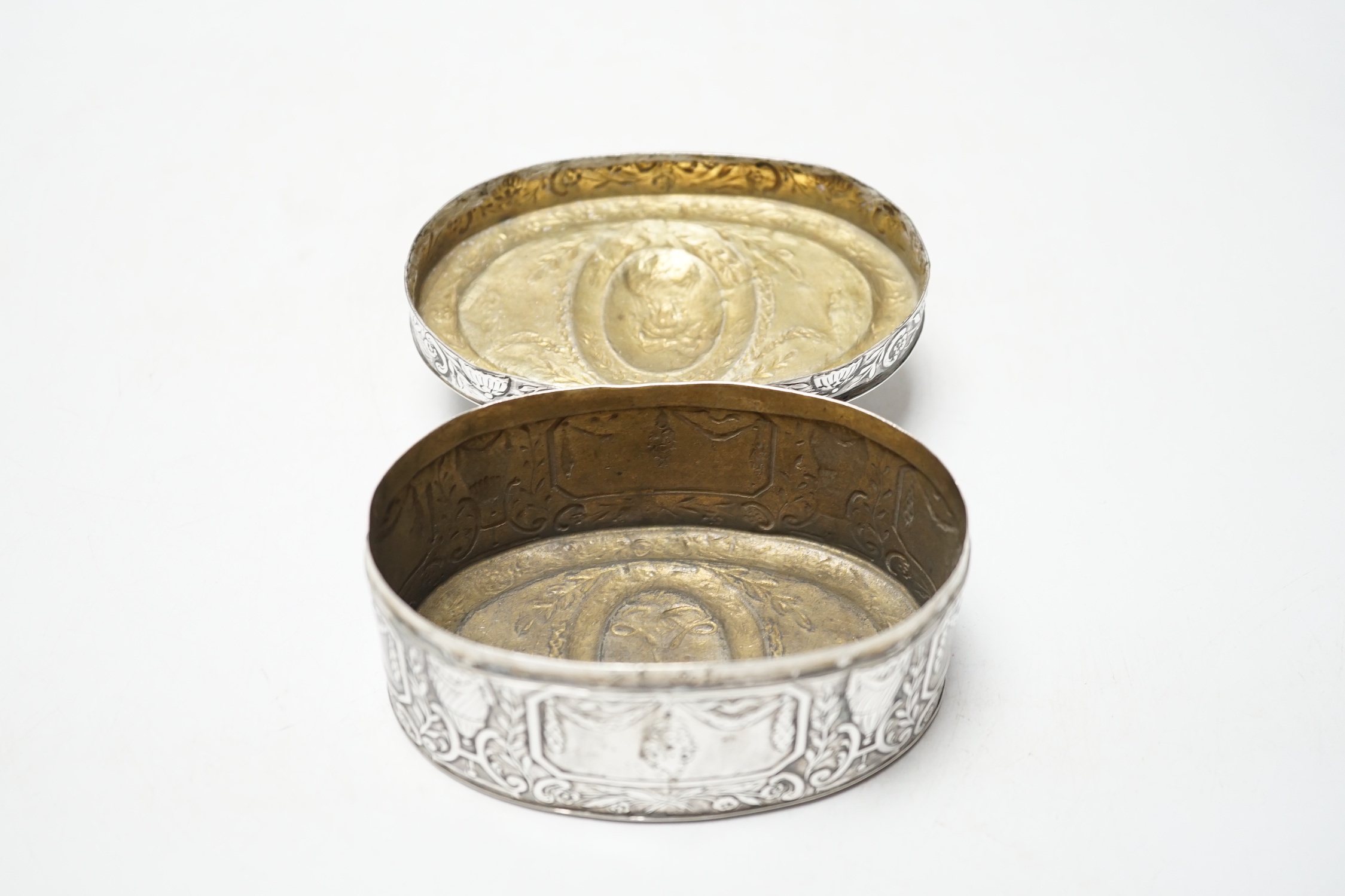 An Edwardian Hanau silver oval box, with hinged cover and foliate and swag decoration, import marks for Berthold Muller, London, 1902, 10.2cm, 5.4oz.